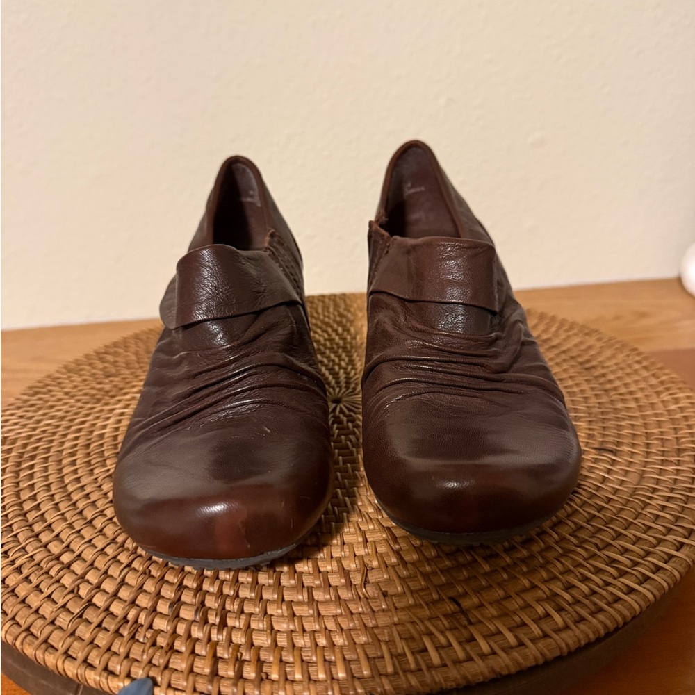 BareTraps Brown Leather Ruched Slip-On Heels - Picture 2 of 10